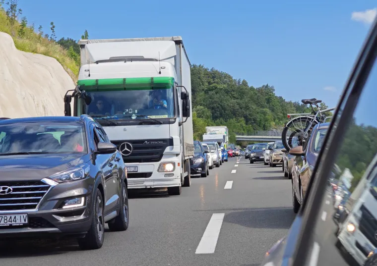 Kamion se pretvorio u buktinju, a gusti dim je prekrio sve: Nastala je kolona od 12 km! 'Čekali smo više od sat vremena'