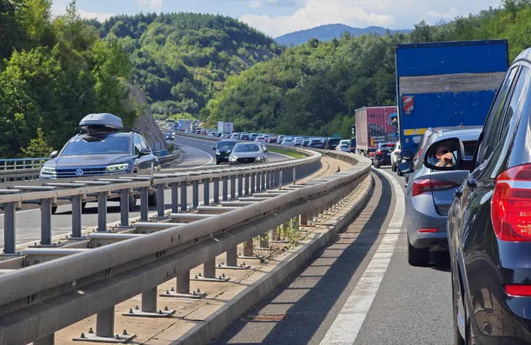Kamion se pretvorio u buktinju, a gusti dim je prekrio sve: Nastala je kolona od 12 km! 'Čekali smo više od sat vremena'