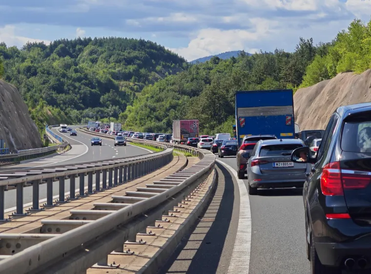 Kamion se pretvorio u buktinju, a gusti dim je prekrio sve: Nastala je kolona od 12 km! 'Čekali smo više od sat vremena'