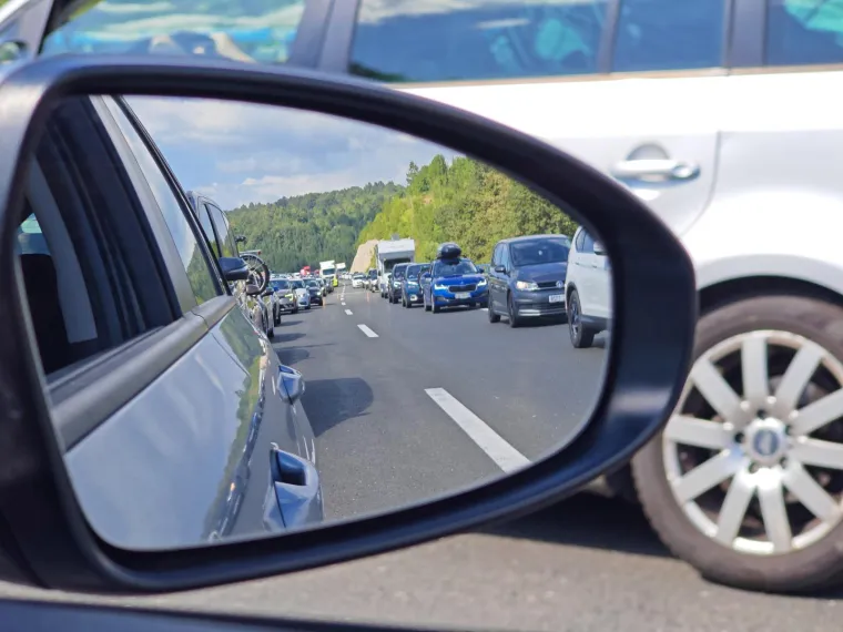 Kamion se pretvorio u buktinju, a gusti dim je prekrio sve: Nastala je kolona od 12 km! 'Čekali smo više od sat vremena'