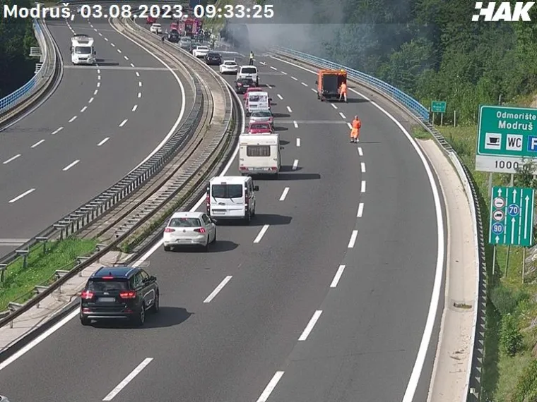 Kamion se pretvorio u buktinju, a gusti dim je prekrio sve: Nastala je kolona od 12 km! 'Čekali smo više od sat vremena'