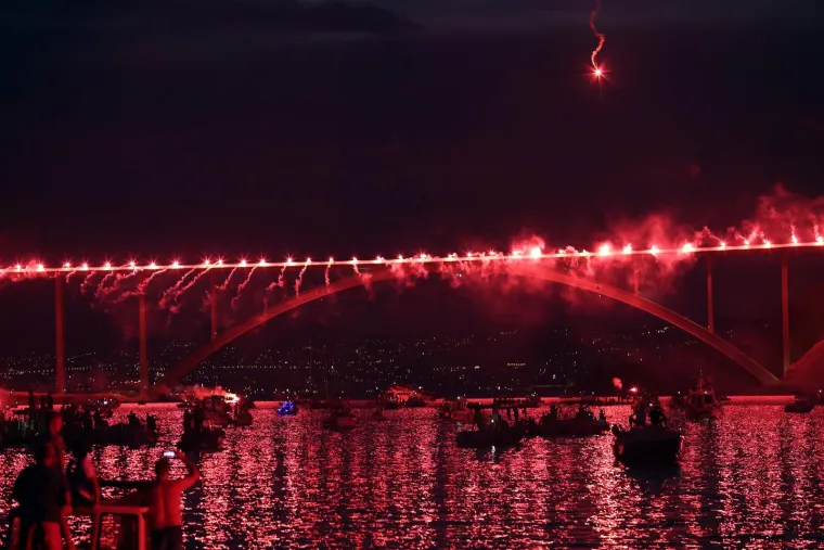 Ovako je to izgledalo prethodnih godina, a nečem sličnom svjedočit ćemo i ove godine: 'Živimo za Rijeku i Hrvatsku'