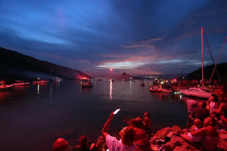 Ovako je to izgledalo prethodnih godina, a nečem sličnom svjedočit ćemo i ove godine: 'Živimo za Rijeku i Hrvatsku'