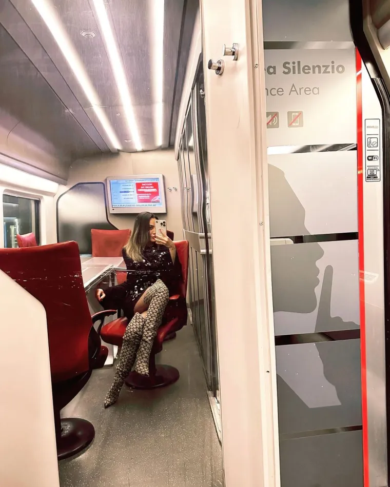 Prekratku roza haljinu jo&scaron; je malo podigla te otkrila puno previ&scaron;e: 'Na toj fotografiji izgledam kao MILF'