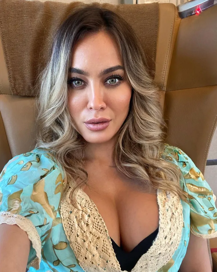 Prekratku roza haljinu jo&scaron; je malo podigla te otkrila puno previ&scaron;e: 'Na toj fotografiji izgledam kao MILF'