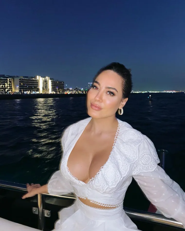 Prekratku roza haljinu jo&scaron; je malo podigla te otkrila puno previ&scaron;e: 'Na toj fotografiji izgledam kao MILF'