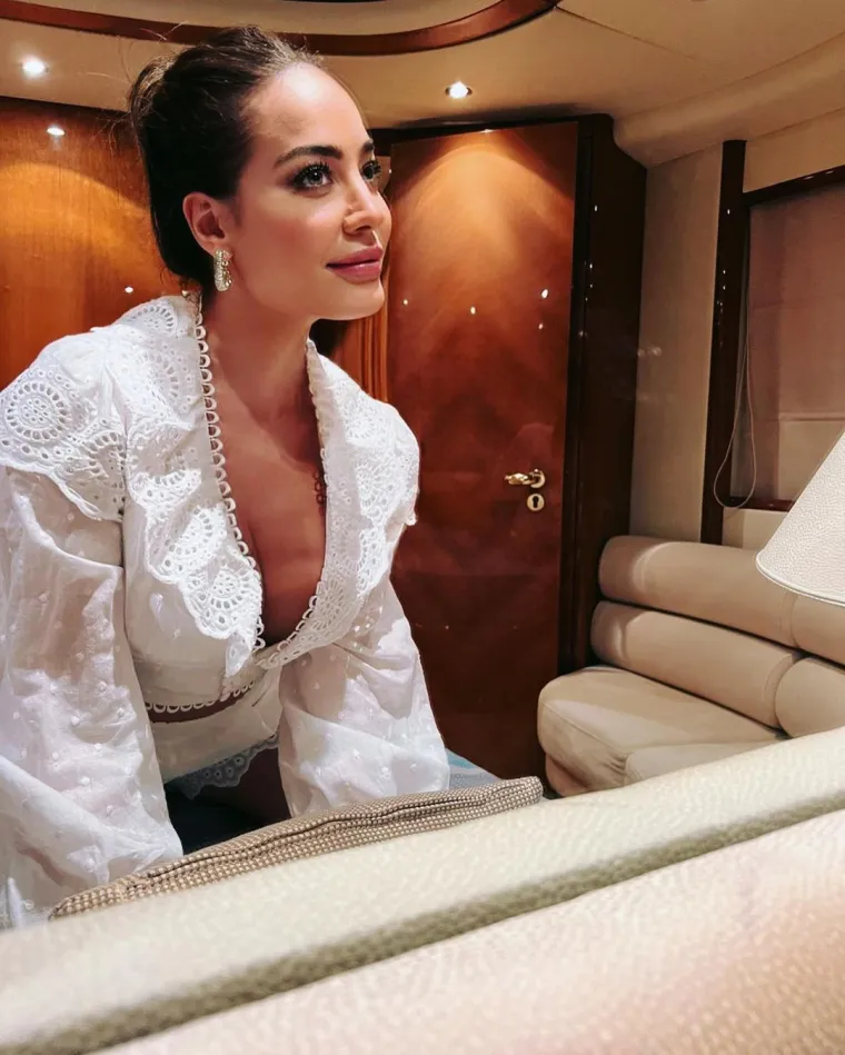 Prekratku roza haljinu jo&scaron; je malo podigla te otkrila puno previ&scaron;e: 'Na toj fotografiji izgledam kao MILF'