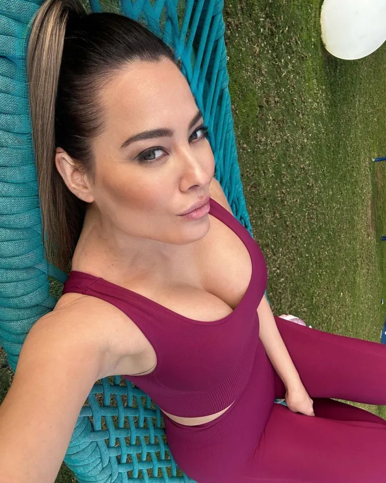 Prekratku roza haljinu jo&scaron; je malo podigla te otkrila puno previ&scaron;e: 'Na toj fotografiji izgledam kao MILF'