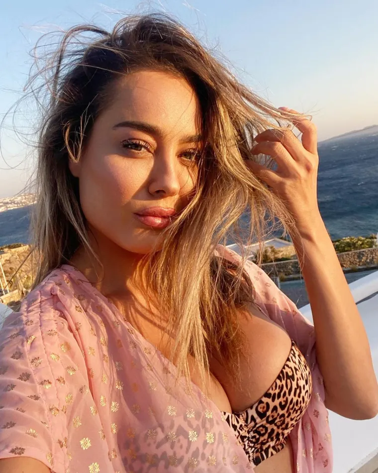 Prekratku roza haljinu jo&scaron; je malo podigla te otkrila puno previ&scaron;e: 'Na toj fotografiji izgledam kao MILF'