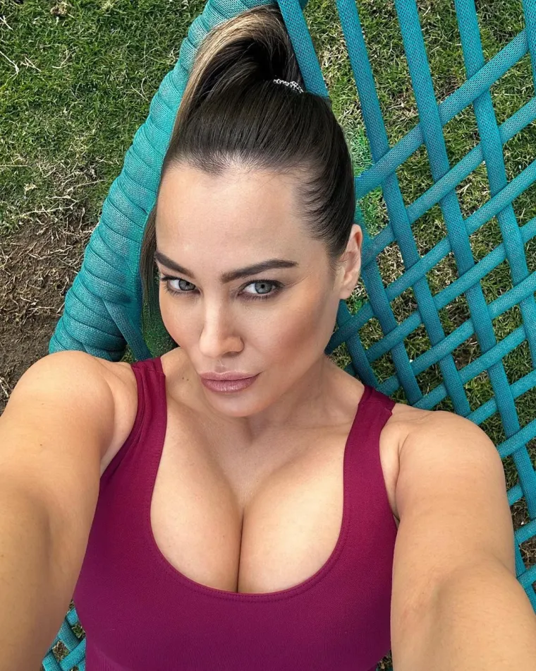 Prekratku roza haljinu jo&scaron; je malo podigla te otkrila puno previ&scaron;e: 'Na toj fotografiji izgledam kao MILF'