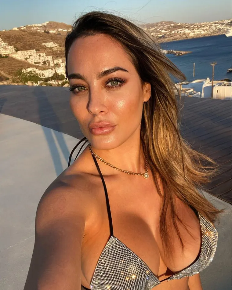 Prekratku roza haljinu jo&scaron; je malo podigla te otkrila puno previ&scaron;e: 'Na toj fotografiji izgledam kao MILF'