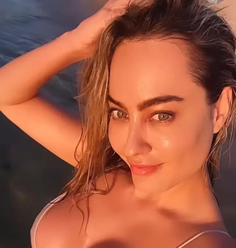 Prekratku roza haljinu jo&scaron; je malo podigla te otkrila puno previ&scaron;e: 'Na toj fotografiji izgledam kao MILF'