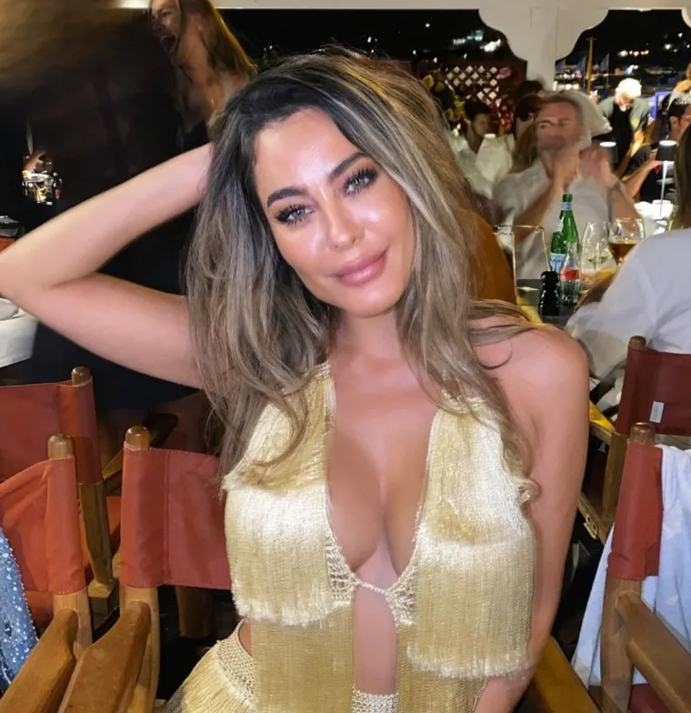 Prekratku roza haljinu jo&scaron; je malo podigla te otkrila puno previ&scaron;e: 'Na toj fotografiji izgledam kao MILF'