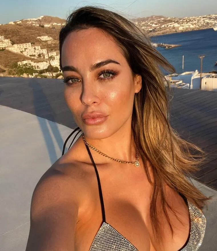 Prekratku roza haljinu jo&scaron; je malo podigla te otkrila puno previ&scaron;e: 'Na toj fotografiji izgledam kao MILF'