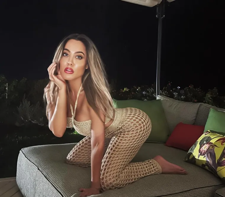 Prekratku roza haljinu jo&scaron; je malo podigla te otkrila puno previ&scaron;e: 'Na toj fotografiji izgledam kao MILF'