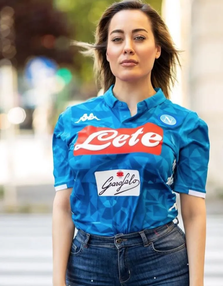 Prekratku roza haljinu jo&scaron; je malo podigla te otkrila puno previ&scaron;e: 'Na toj fotografiji izgledam kao MILF'