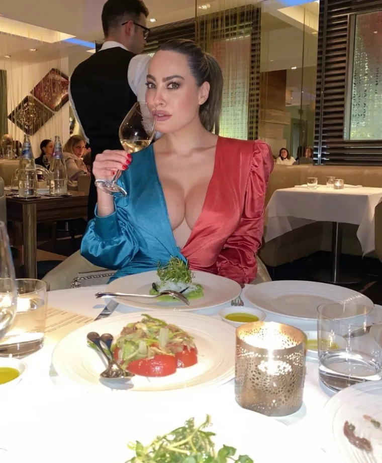 Prekratku roza haljinu jo&scaron; je malo podigla te otkrila puno previ&scaron;e: 'Na toj fotografiji izgledam kao MILF'