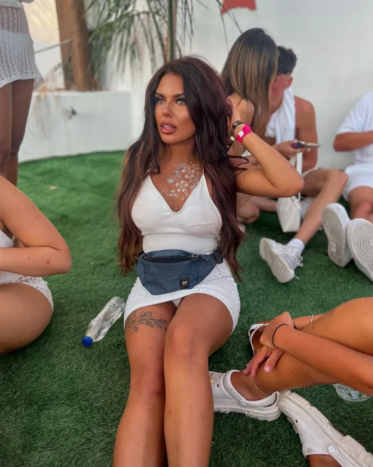 Prije nego što je ušla u industriju za odrasle i prihvatila svoju ulogu na Fanspicy platformi, Amanda je radila u salonu ljepote i bavila se modeliranjem, ali kaže da je prelazak u industriju za odrasle zaista promijenio njen život. &quot;Mogu zarađivati novac dok spavam&quot;, rekla je. Amandin uspjeh na Fanspicy platformi joj nije samo osigurao financijsku neovisnost, već joj je omogućio da razvije vlastiti posao.
