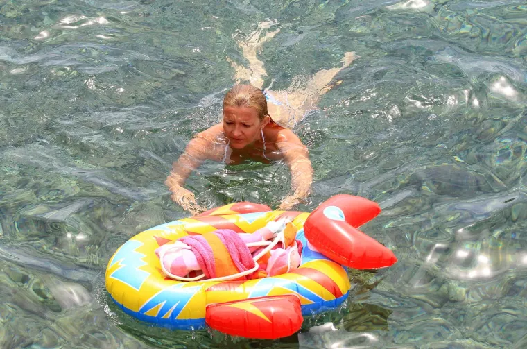 Paparazzi su poduzetnicu ulovili na otoku Hvaru gdje se sunčala i izmjenjivala nježnosti s tadašnjim suprugom, Mihaelom Galekovićem.