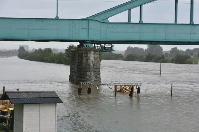 Potopljeni festival: Zagrebački Green River Fest pod vodom. Iz nabujale Save spašava se potopljena oprema