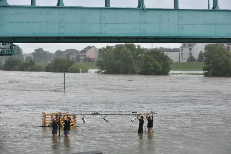 Potopljeni festival: Zagrebački Green River Fest pod vodom. Iz nabujale Save spašava se potopljena oprema