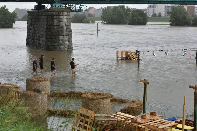 Potopljeni festival: Zagrebački Green River Fest pod vodom. Iz nabujale Save spašava se potopljena oprema