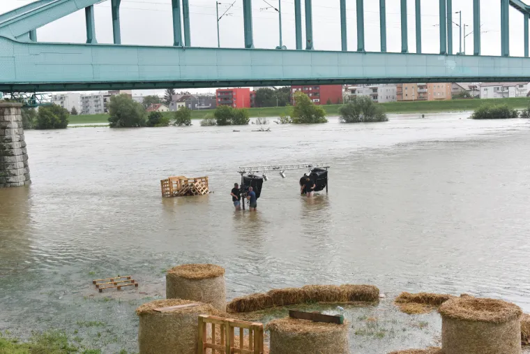 Potopljeni festival: Zagrebački Green River Fest pod vodom. Iz nabujale Save spašava se potopljena oprema