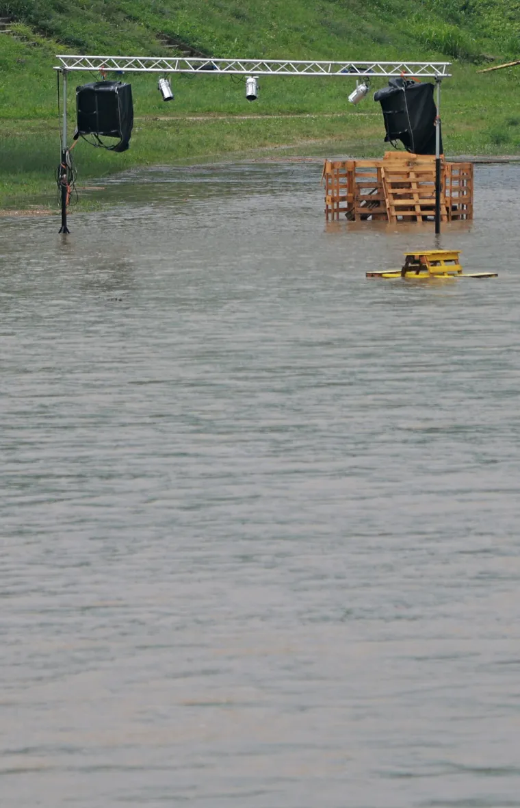 Potopljeni festival: Zagrebački Green River Fest pod vodom. Iz nabujale Save spašava se potopljena oprema