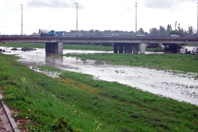 Potopljeni festival: Zagrebački Green River Fest pod vodom. Iz nabujale Save spašava se potopljena oprema