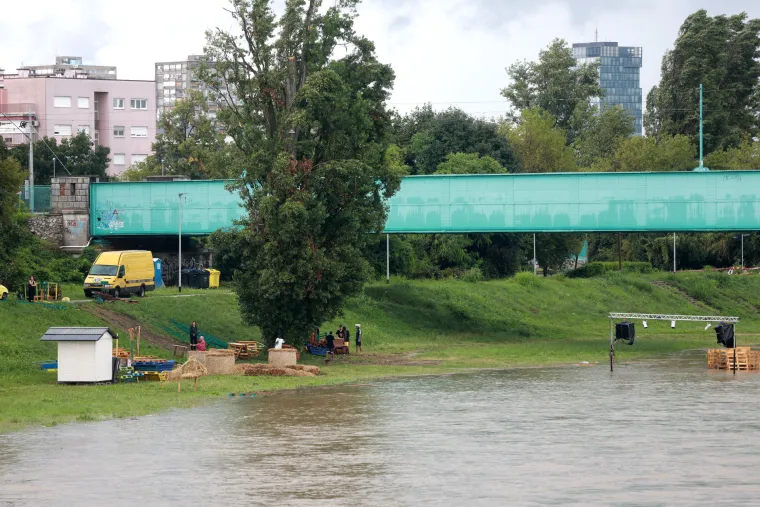 Potopljeni festival: Zagrebački Green River Fest pod vodom. Iz nabujale Save spašava se potopljena oprema