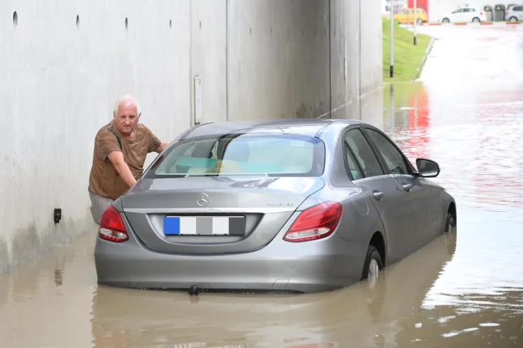 Zatekla ih bujica: Vozač mercedesom zapeo u podvožnjaku, na savskom festivalu spašavali što se spasiti da