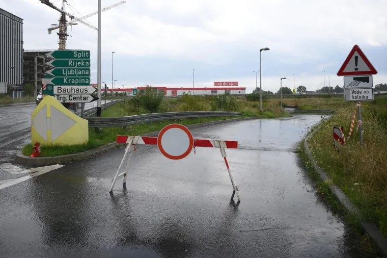 Zatekla ih bujica: Vozač mercedesom zapeo u podvožnjaku, na savskom festivalu spašavali što se spasiti da