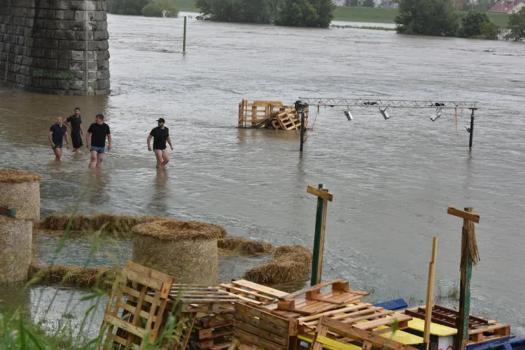 Zatekla ih bujica: Vozač mercedesom zapeo u podvožnjaku, na savskom festivalu spašavali što se spasiti da
