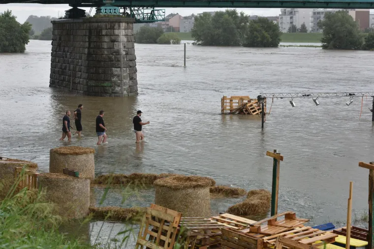 Zatekla ih bujica: Vozač mercedesom zapeo u podvožnjaku, na savskom festivalu spašavali što se spasiti da