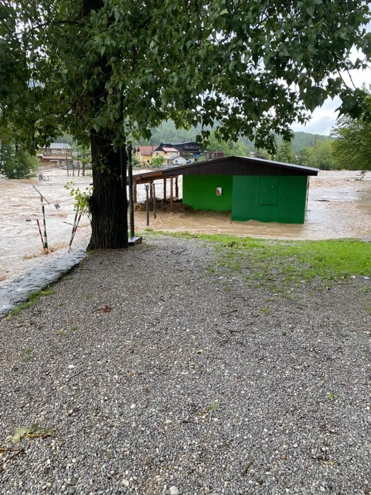 Pogledajte prizore kaosa: Žestoke bujice odnijele sve pred sobom i poplavile mjesto tik uz Ljubljanu