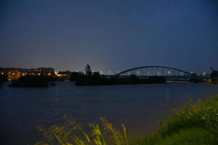 Pogledajte uznemirujuće prizore visokog vodostaja Save u Zagrebu uoči dolaska vodenog vala