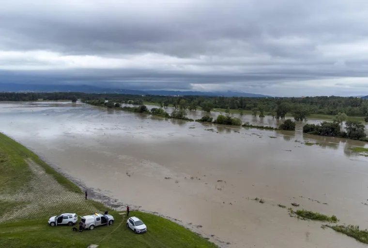 Pogledajte uznemirujuće prizore visokog vodostaja Save u Zagrebu uoči dolaska vodenog vala