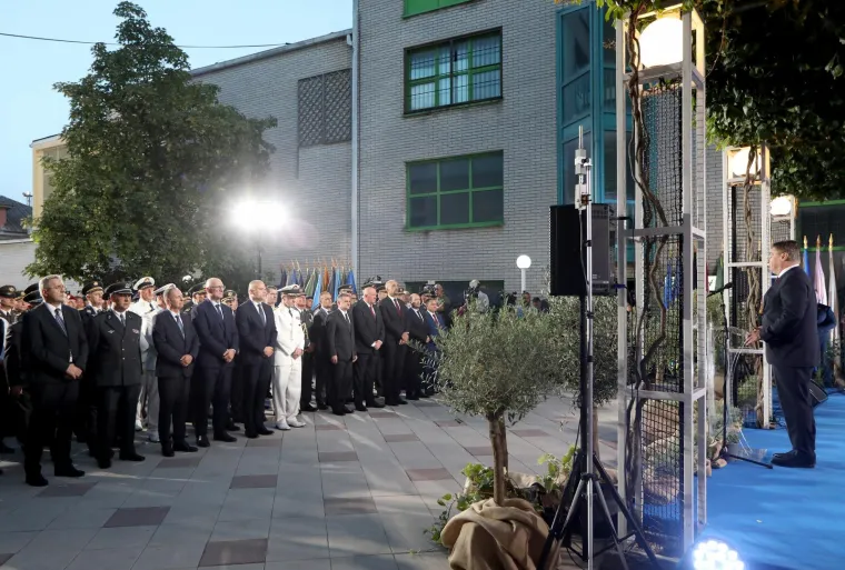  Naglasio je kako je neprijatelj poražen i mnogo ljudi je nakon toga otišlo iz Hrvatske i kako su to  grozne ljudske priče.  &quot;O tomu govorim cijelu svoju političku karijeru i moji stavovi su poznati. Međutim, neka mi netko pokaže državu u koju su se nakon takvih nevolja pripadnici zajednice koja je bila neprijateljska počeli vraćati. Jedino se to događa u Hrvatskoj, &quot; poručio je predsjednik Republike. 