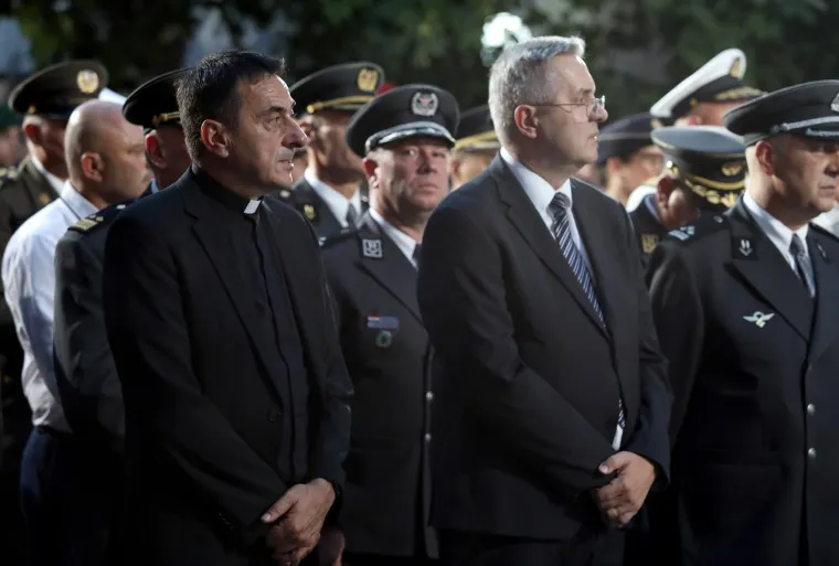 Pogledajte tko se sve pojavio na Milanovićevom svečanom prijemu u Kninu: Ministri su mu udijelili košaricu