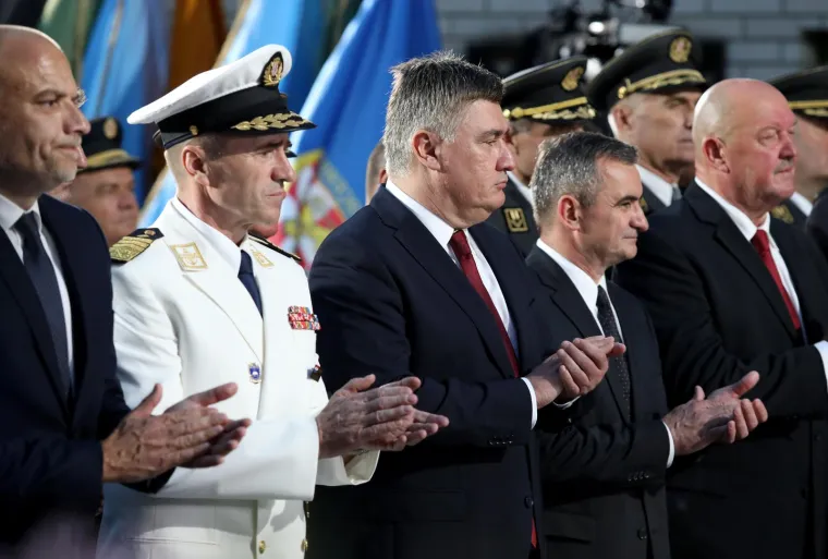 Pogledajte tko se sve pojavio na Milanovićevom svečanom prijemu u Kninu: Ministri su mu udijelili košaricu