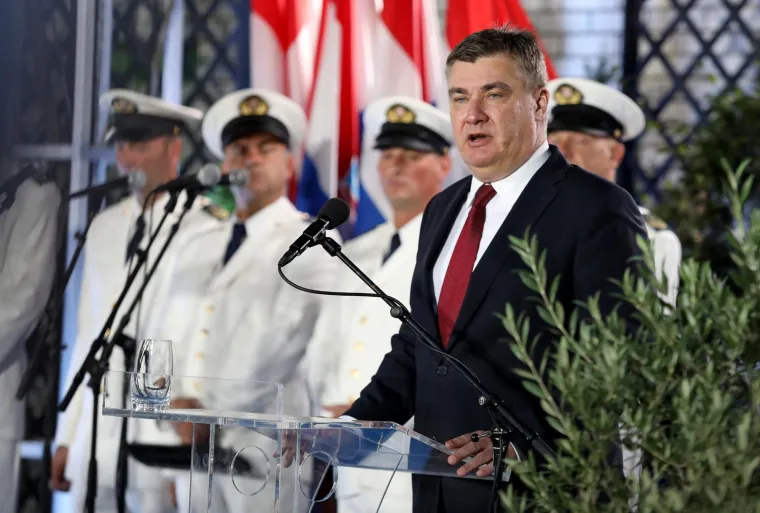 Pogledajte tko se sve pojavio na Milanovićevom svečanom prijemu u Kninu: Ministri su mu udijelili košaricu