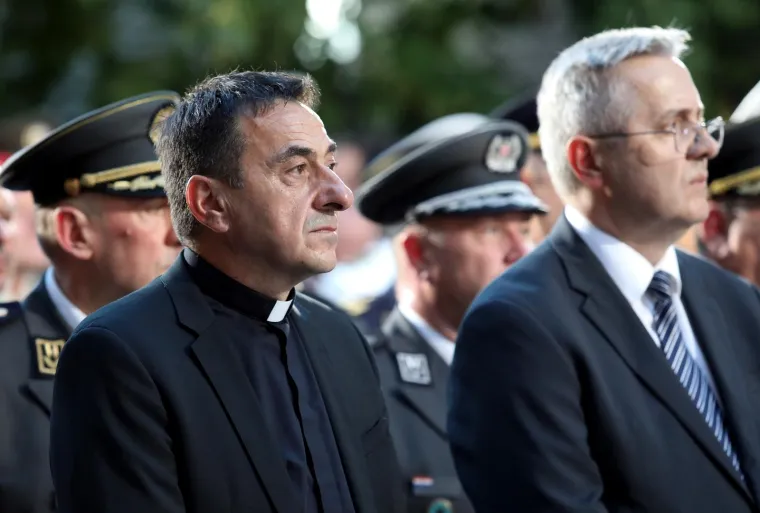 Pogledajte tko se sve pojavio na Milanovićevom svečanom prijemu u Kninu: Ministri su mu udijelili košaricu