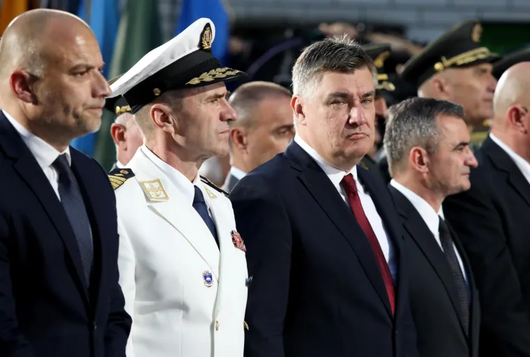 Pogledajte tko se sve pojavio na Milanovićevom svečanom prijemu u Kninu: Ministri su mu udijelili košaricu
