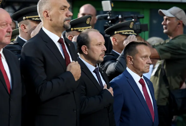 Pogledajte tko se sve pojavio na Milanovićevom svečanom prijemu u Kninu: Ministri su mu udijelili košaricu