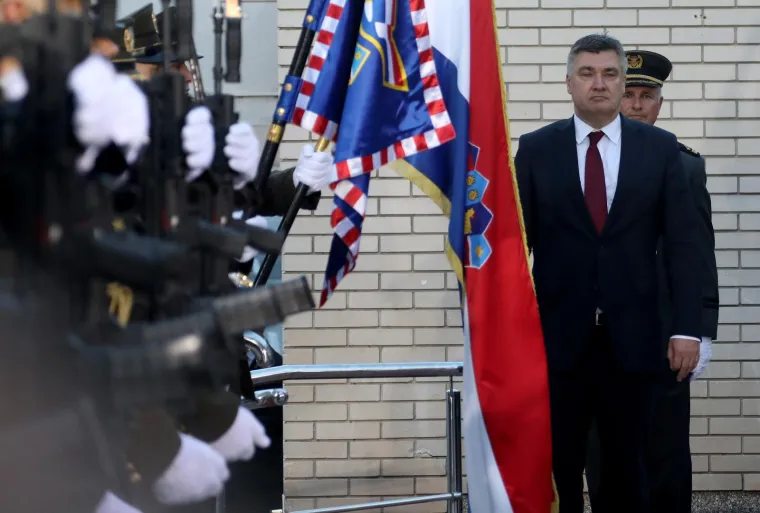 Pogledajte tko se sve pojavio na Milanovićevom svečanom prijemu u Kninu: Ministri su mu udijelili ko&scaron;aricu