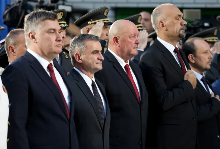 Pogledajte tko se sve pojavio na Milanovićevom svečanom prijemu u Kninu: Ministri su mu udijelili ko&scaron;aricu