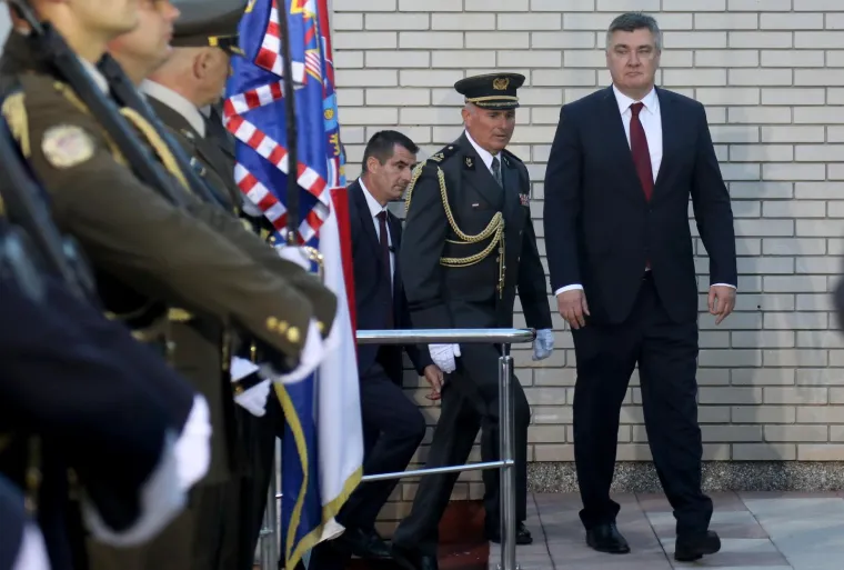 Pogledajte tko se sve pojavio na Milanovićevom svečanom prijemu u Kninu: Ministri su mu udijelili ko&scaron;aricu