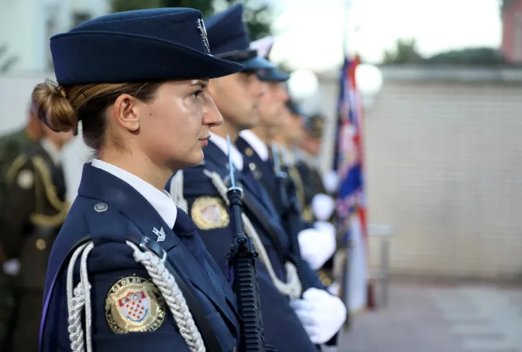 Pogledajte tko se sve pojavio na Milanovićevom svečanom prijemu u Kninu: Ministri su mu udijelili ko&scaron;aricu