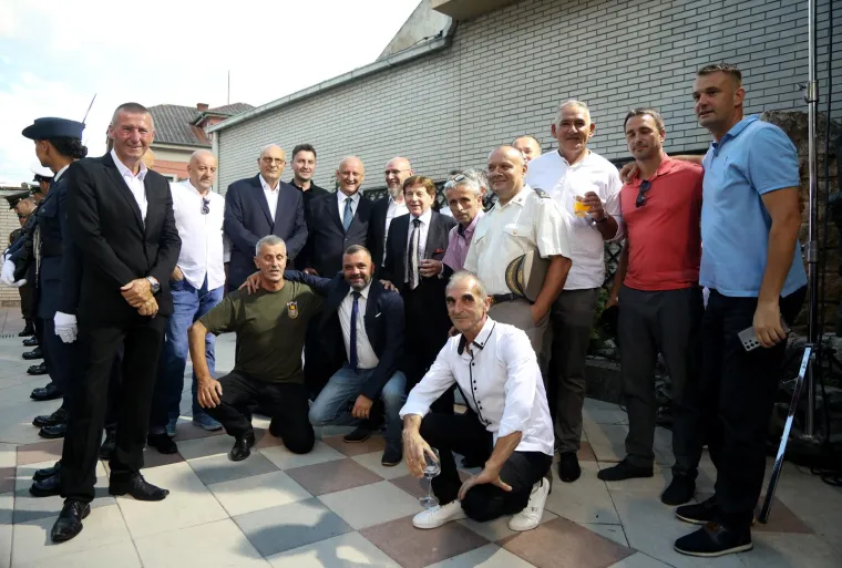 Pogledajte tko se sve pojavio na Milanovićevom svečanom prijemu u Kninu: Ministri su mu udijelili ko&scaron;aricu