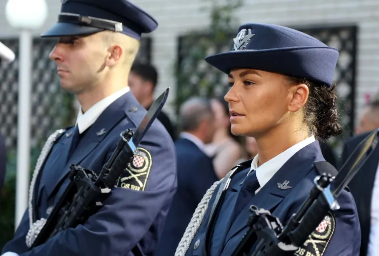 Pogledajte tko se sve pojavio na Milanovićevom svečanom prijemu u Kninu: Ministri su mu udijelili ko&scaron;aricu